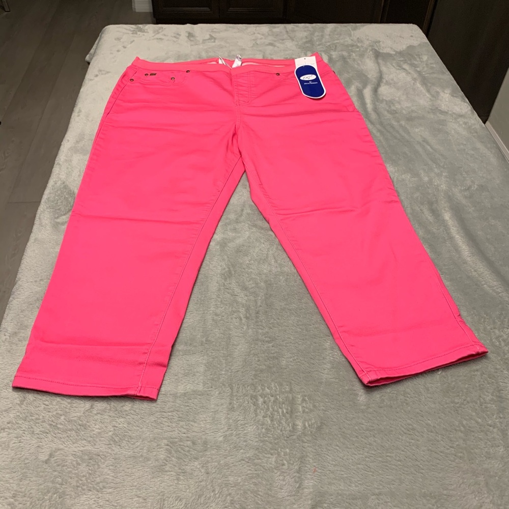 DG2 Comfort 5 Pocket Pull-On Pink Ankle Crop Jean